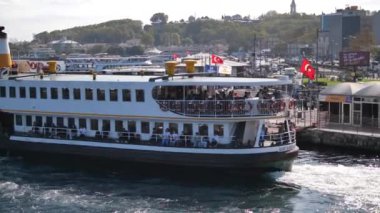 Türkiye İstanbul 18 Temmuz 2023. Boğaz 'da nakliye feribotu. Feribot yolcu taşır..