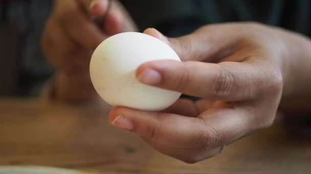 Frauen Hand Perfekt Geschälte Gekochte Eier — Stockvideo
