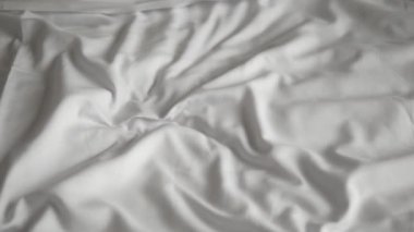 Sabah uyandıktan sonra dağınık çarşafın üzerindeki kırışıklıkların en üst görüntüsü.. 