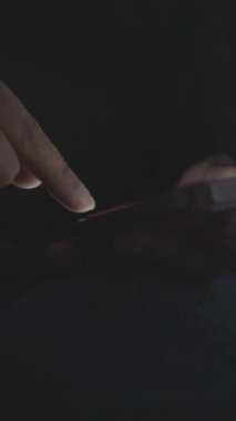 Kadınlar gece akıllı telefon kullanır. .