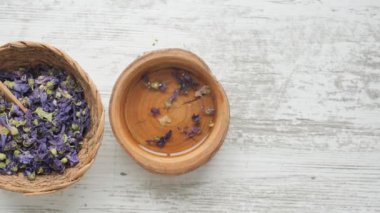 Temel lavanta yağı ve çiçekler fotokopi masasında. .