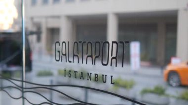 Türkiye istanbul 19 Haziran 2023. Galataport metni ve büyük yolcu gemisi .