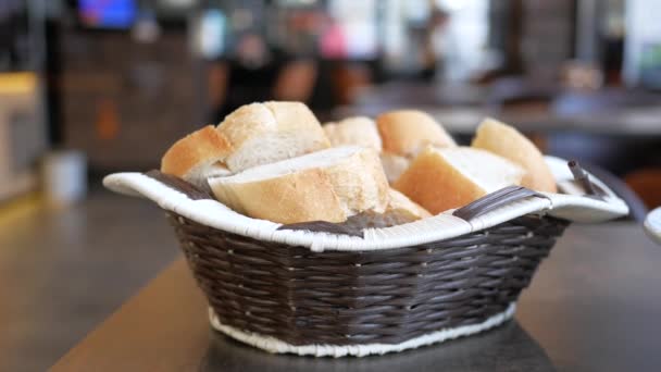 Roti Dalam Keranjang Kayu Meja Kafe — Stok Video