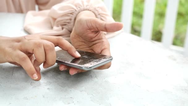 Mulheres Mão Segurando Quebrado Telefone Inteligente Fundo Branco — Vídeo de Stock