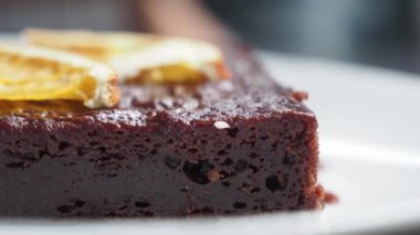 Tabakta bir dilim browni. .