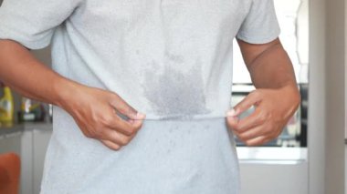  Erkek elleri gömleğinin üstüne su dökülmüş..