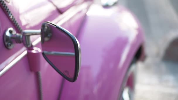 Розовый Цвет Старый Автомобиль Выглядит Зеркало — стоковое видео