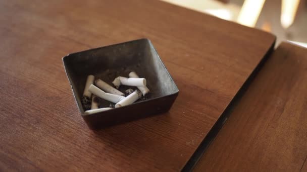 Крупним Планом Спалювання Сигарети Попільничці — стокове відео