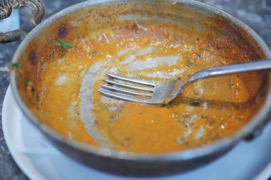 Masada yedikten sonra boş tabak ,