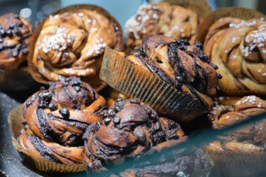 Çikolata parçacıklı taze ekmek. .