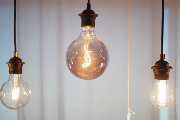 Электрическая Лампочка Висит Стене — стоковое фото