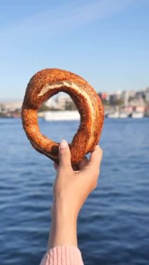Türk Çöreği Simit masada ,