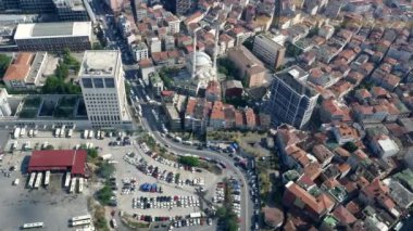 Güneşli bir günde arabaların park yeri açık..