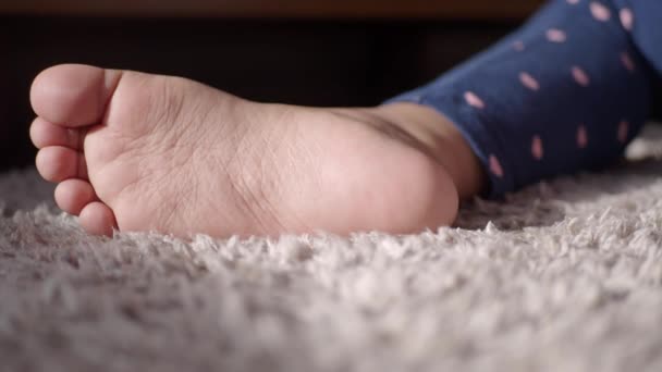 カーペットの上の乾燥した子供の足の閉鎖 — ストック動画