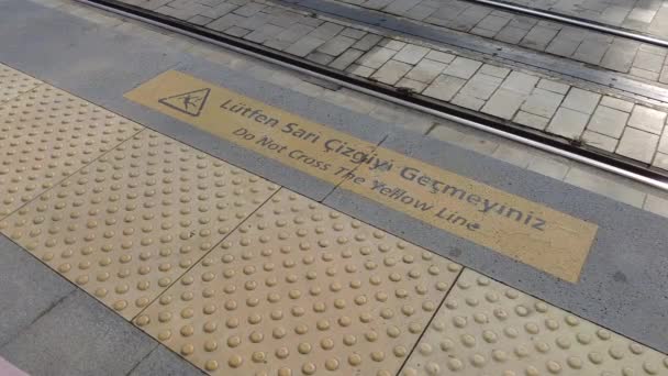 女人们在地铁站的警示牌边上停下来 — 图库视频影像