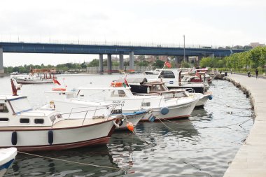 İstanbul 'da nehir kıyısında tekne iskelesi .