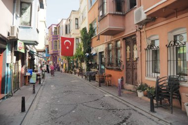 Hindi İstanbul 12 Haziran 2023 Eski Balat 'taki kafe önünde. Balat, İstanbul 'da popüler bir turizm beldesi