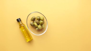 Bir şişe zeytinyağı ve taze zeytin.