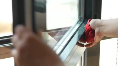 Pencere camlarını havluyla temizliyorum. .
