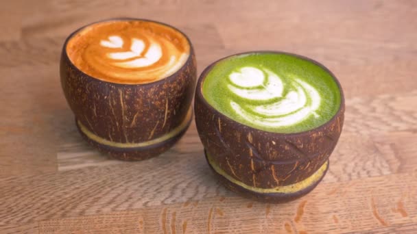 Latte Matcha Latte Dans Une Tasse Noix Coco Sur Table — Video