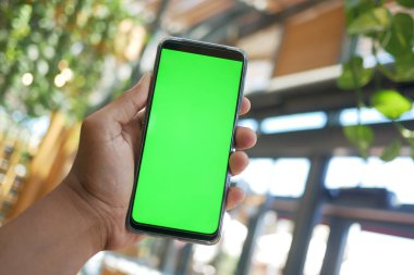 Akıllı telefon kullanarak genç adamın elini kapat.