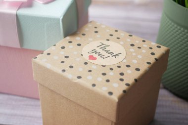 Hediye kutusunda bir teşekkür etiketi. .