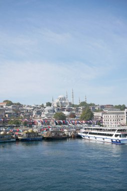 Türkiye istanbul 19 Haziran 2023 Eminonu Camii yakınlarındaki Boğaziçi nehrinin sularına park etmiş feribot.,