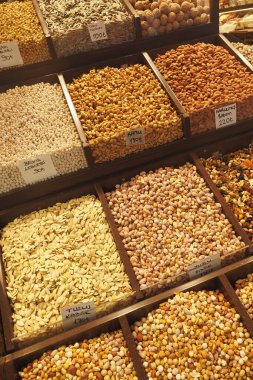 Hindi İstanbul 17 Temmuz 2023 Pazar 'da çeşitli fındık satıyor. ,