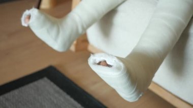 Bacağında yara bandı olan küçük bir çocuk.