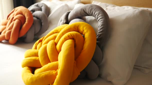 Bantal Berwarna Warni Tempat Tidur Putih — Stok Video