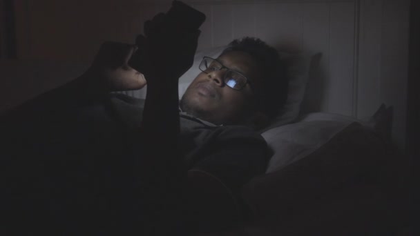 Молодий Чоловік Використовує Смартфон Вночі Ліжку — стокове відео