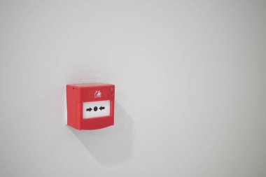 Kırmızı yangın alarm düğmesine duvar 