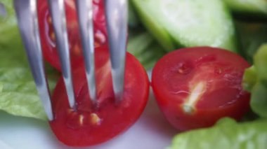 Masadan vişneli domates dilimleri topluyorum. .