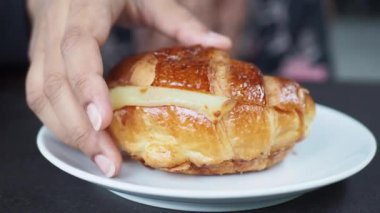 Kadınlar taze pişmiş kruvasan seçer..