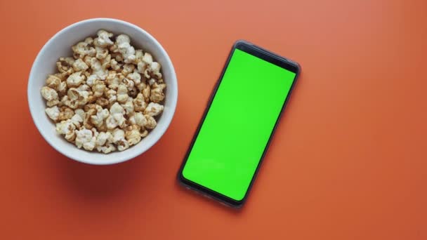Ovanifrån Smarttelefon Och Popcorn Bordet — Stockvideo