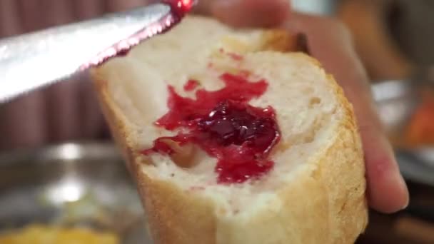桌上面包上的蓝莓果酱 — 图库视频影像