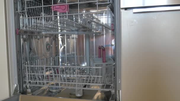 Внутри Пустой Посудомоечной Машины — стоковое видео