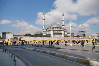 İstanbul 'da bir cami var. Taksim Camii