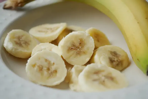 Szeletelt Banán Egy Tányéron Közelkép Stock Kép