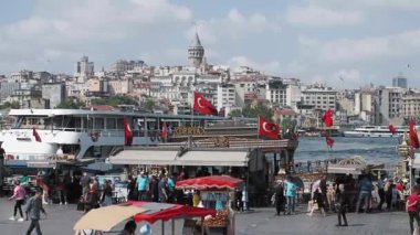 İstanbul, Türkiye - 10: 10: 2023: Eminonu feribot iskelesi Altın Boynuz İstanbul 'da kalabalık. Yüksek kaliteli FullHD görüntüler