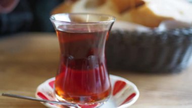 Geleneksel Türk çayı beyaz masada 