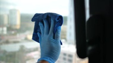 Pencere camlarını temizleyen eldiveni ver. .