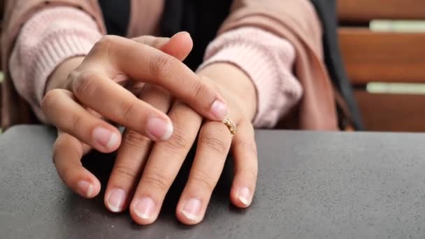 Nahaufnahme Von Frauenhänden Mit Ehering — Stockvideo