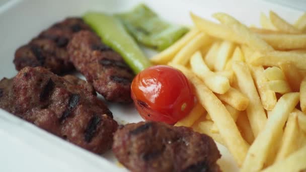 Tradycyjna Turecka Kuchnia Meatball Akhisar Kofte Wysokiej Jakości Zdjęcie — Wideo stockowe