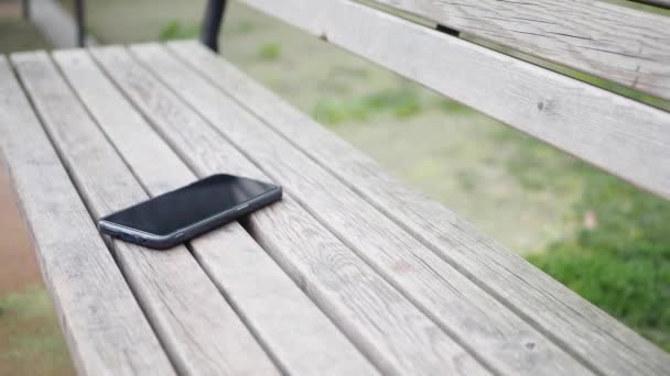 Забыть Смартфон Скамейке Парке Потерять Смартфон — стоковое видео