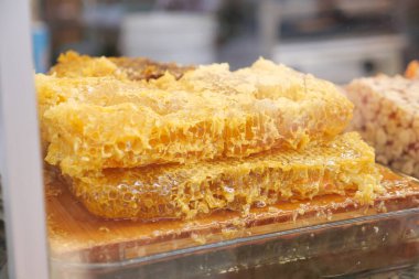 Taze balı kavanozda kapatıyoruz. .