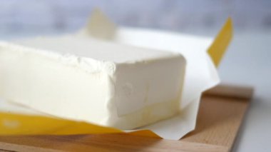 Masadaki kağıtta bir parça tereyağı. .