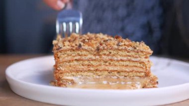 Kafede karamel yerken çatal kullanın. .