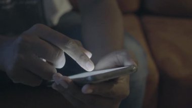 Geceleri akıllı telefonları kullanarak erkeklerin elini kapat. .