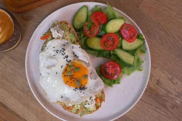 アボカドと卵とおいしい新鮮なトースト — ストック写真